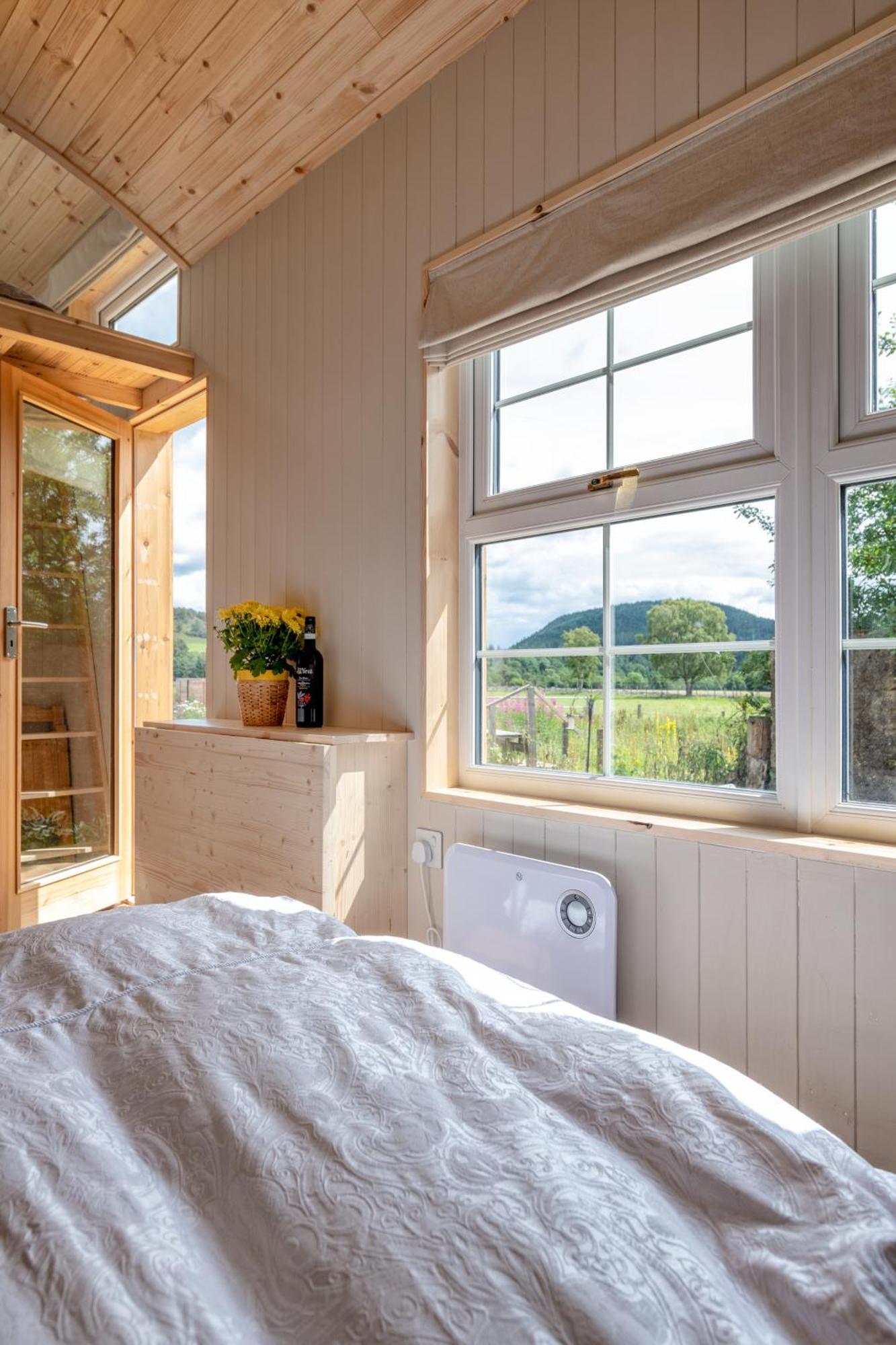 Enchanting Tiny House With Wood Burner And Hot Tub In Cairngorms Ballater Exterior photo